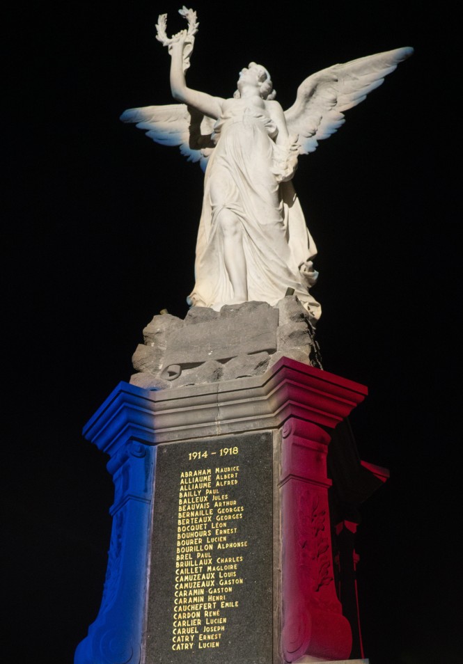 Monument aux morts éclairé